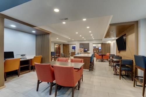 Holiday Inn Express Lexington Southwest Nicholasville an IHG Hotel - image 9
