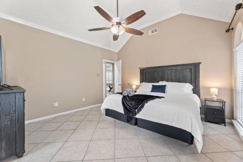 Amazing Bay Villa Near NASA with Pool & Pool Table - main image