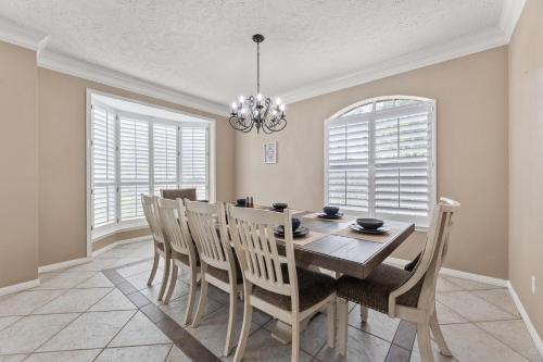 Amazing Bay Villa Near NASA with Pool & Pool Table - image 3