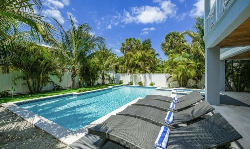 Anna Maria Beach House, 5 beds 6,5 baths, roof-top deck and pet-friendly! in Anna Maria, USA