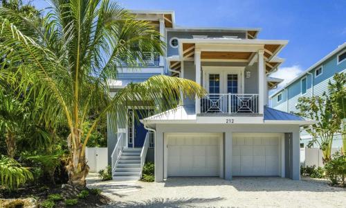 Anna Maria Beach House, 5 beds 6,5 baths, roof-top deck and pet-friendly! in Anna Maria, USA