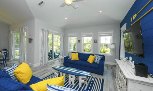Anna Maria Beach House, 5 beds 6,5 baths, roof-top deck and pet-friendly! in Anna Maria, USA