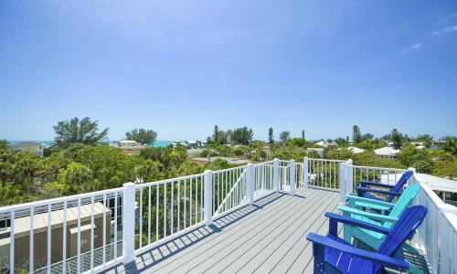 Anna Maria Beach House, 5 beds 6,5 baths, roof-top deck and pet-friendly! in Anna Maria, USA