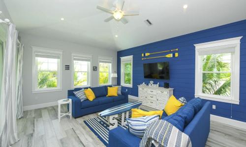 Anna Maria Beach House, 5 beds 6,5 baths, roof-top deck and pet-friendly! in Anna Maria, USA