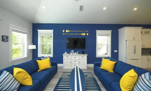 Anna Maria Beach House, 5 beds 6,5 baths, roof-top deck and pet-friendly! in Anna Maria, USA