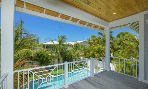 Anna Maria Beach House, 5 beds 6,5 baths, roof-top deck and pet-friendly! in Anna Maria, USA