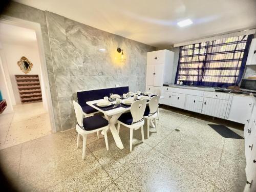 Amplio apartamento renovado con 3 habitaciones, 3 baños, terrazas, Smart TV y wifi incluidos (Apartamento Unico en Caracas 3 habitaciones, 3 banos, terrazas, hamaca, estacionamiento, smartv, wif) in San Agustin Del Norte