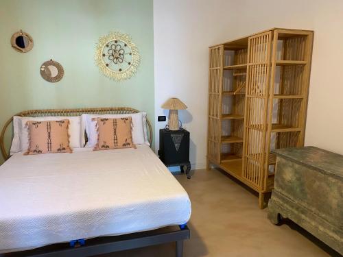 1 queen bed, 3 twin beds
