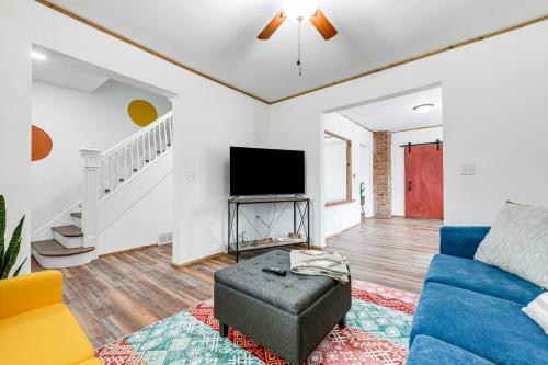 Charming Home - 2 Mi to Niagara Falls State Park! in Niagara Falls, USA