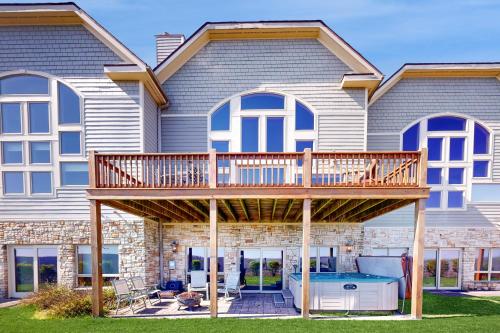 Waterside Wilderness Retreat in McHenry, USA