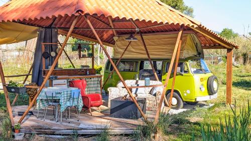 Unique 70s stay! Volkswagen T2 Campervan Dome gîte à louer Viladecans