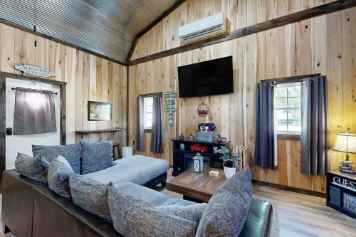 1 queen bed, 4 twin beds
