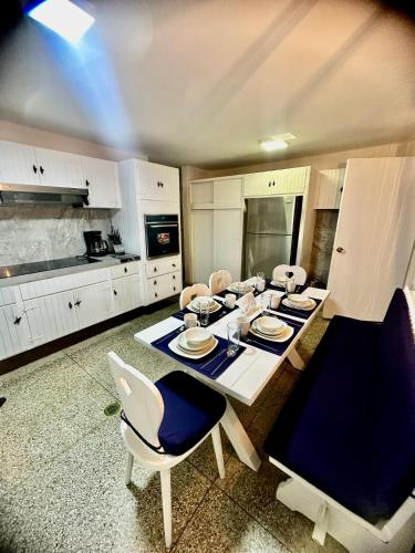 Amplio apartamento renovado con 3 habitaciones, 3 baños, terrazas, Smart TV y wifi incluidos (Apartamento Unico en Caracas 3 habitaciones, 3 banos, terrazas, hamaca, estacionamiento, smartv, wif) in San Agustin Del Norte