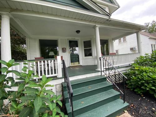 Huge Home Perfect for Big Groups in Cleveland Heights, USA