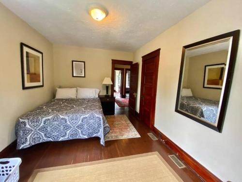 Huge Home Perfect for Big Groups in Cleveland Heights, USA