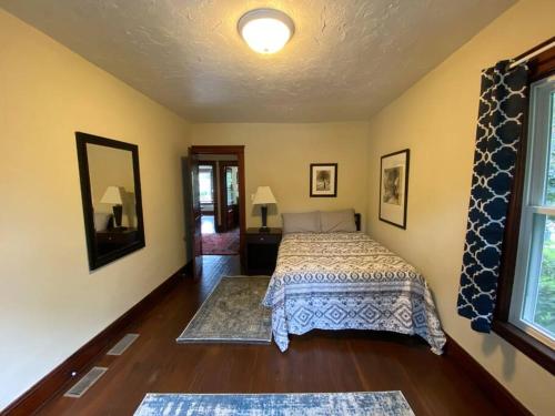 Huge Home Perfect for Big Groups in Cleveland Heights, USA
