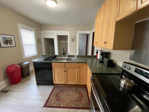 Huge Home Perfect for Big Groups in Cleveland Heights, USA