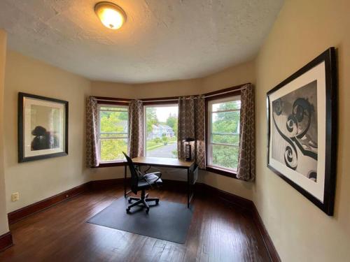 Huge Home Perfect for Big Groups in Cleveland Heights, USA