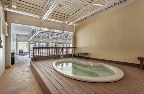 Pezsgőfürdő, Snowblaze Condos Building E unit 310 by Stay Winter Park in Winter Park