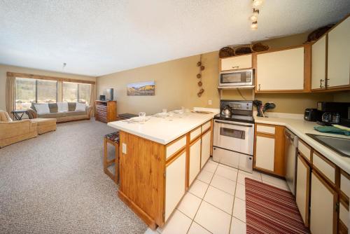 Konyha, Snowblaze Condos Building E unit 310 by Stay Winter Park in Winter Park