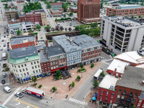 DTWN Bangor, Historic Bldg, Fast Wi-Fi, 50 in TV, Room # 204 in Bangor City Center
