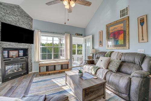 Updated Branson Condo with Lake Taneycomo Views! in Branson, USA