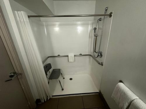 King Suite with Roll-In Shower - Disability Access/Non-Smoking