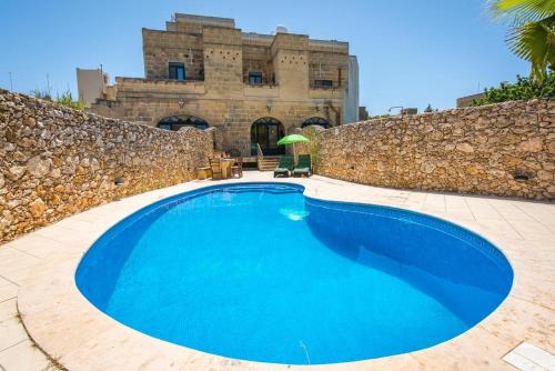 4 Bedroom Holiday Home with Private Pool & Views