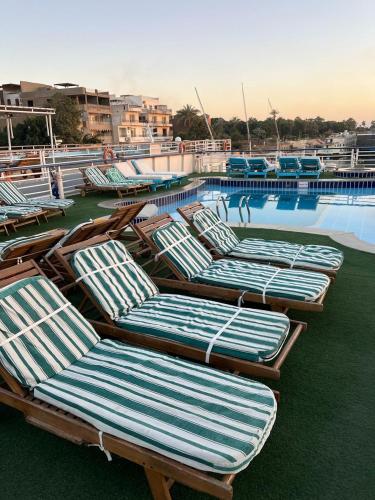 Queen Isis floating hotel - image 8
