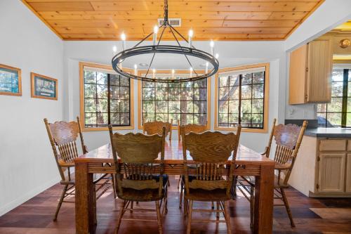 Bigfoots Hideout - Warm and welcoming, minutes to grocery, boutiques, and entertainment! in Big Bear Lake, USA
