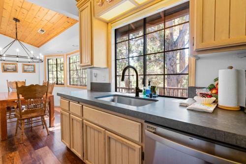 Bigfoots Hideout - Warm and welcoming, minutes to grocery, boutiques, and entertainment! in Big Bear Lake, USA