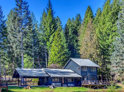 Waterfront Cabin at White Pass and Mount Rainier National Park