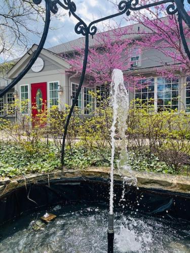 grădină, Inn of Chagrin in Elyria (OH)