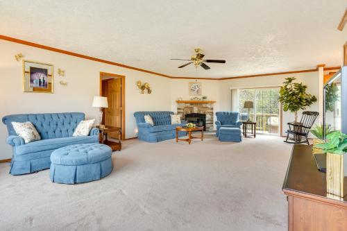 Serene Zanesville Getaway: Hot Tub, 2 Decks! in Zanesville