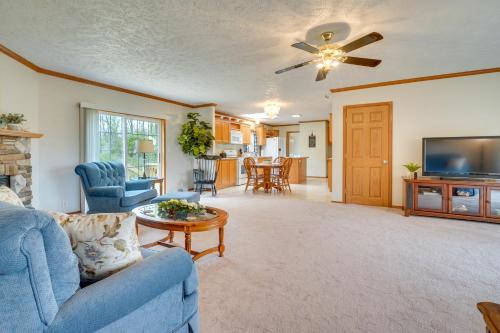 Serene Zanesville Getaway: Hot Tub, 2 Decks! in Zanesville