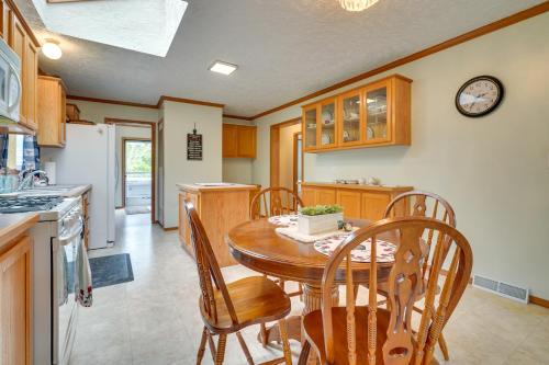 Serene Zanesville Getaway: Hot Tub, 2 Decks! in Zanesville