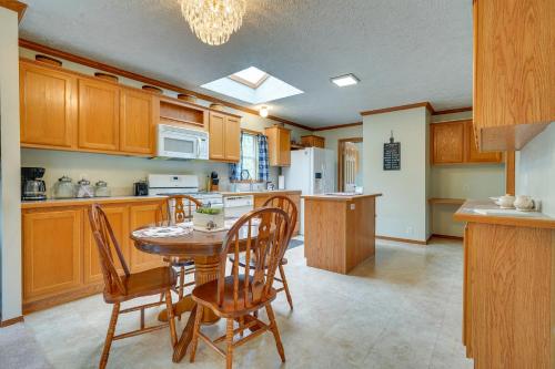 Serene Zanesville Getaway: Hot Tub, 2 Decks! in Zanesville