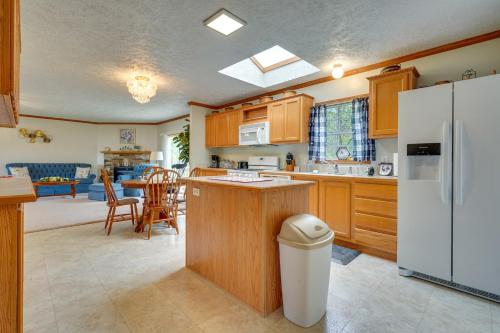 Serene Zanesville Getaway: Hot Tub, 2 Decks! in Zanesville