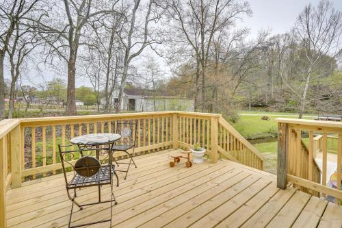 Serene Zanesville Getaway: Hot Tub, 2 Decks! in Zanesville