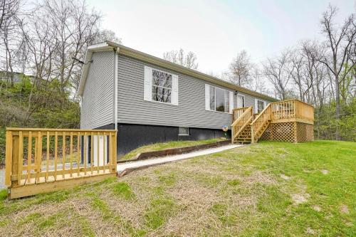 Serene Zanesville Getaway: Hot Tub, 2 Decks! in Zanesville