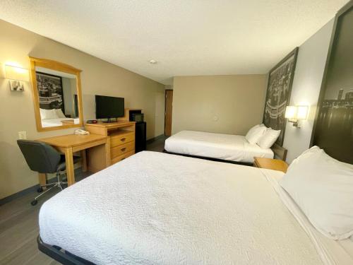 Super 8 by Wyndham St. Clair MO - main image