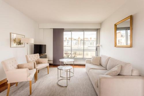 Eiffel Tower & Champs-Élysées with Balcony - CityApartmentStay - Location saisonnière - Paris