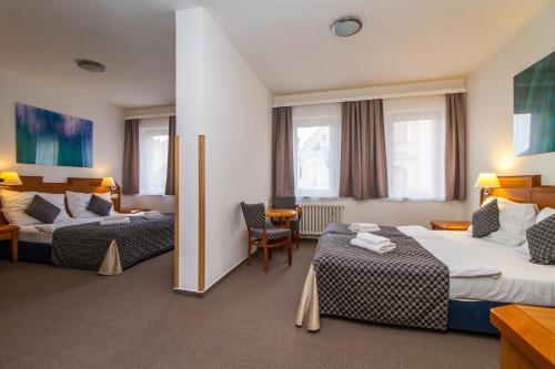 1 queen bed, 2 twin beds