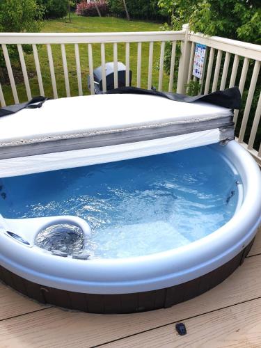 16 anglers acre luxury hot tub break tattershall lakes