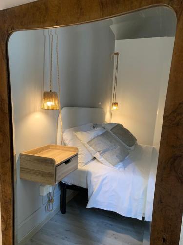 Deluxe Double Room with Balcony image 10