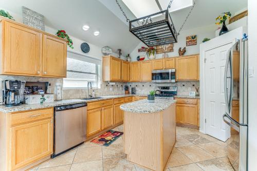 Pool, Hot Tub and BBQ Family Home in Round Rock Pool, Hot Tub and BBQ Family Home in Round Rock