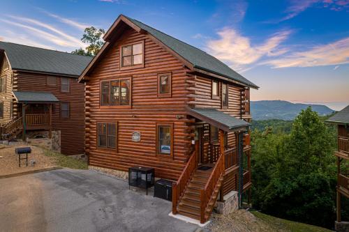 A Piece of Heaven cabin w mountain views, 3 levels, mountain views, game room, free ticket, Wi-fi in Sevierville, USA