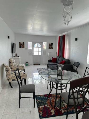Charming St James Cottage - Walk to Beach
