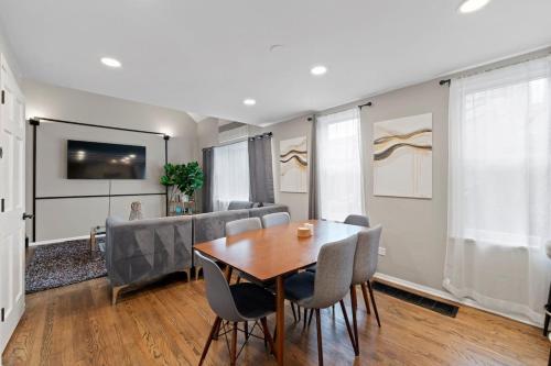 Chicago New 2BR Home w 3 Beds and HighSpeed Internet in Chicago, USA