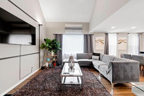Chicago New 2BR Home w 3 Beds and HighSpeed Internet in Chicago, USA